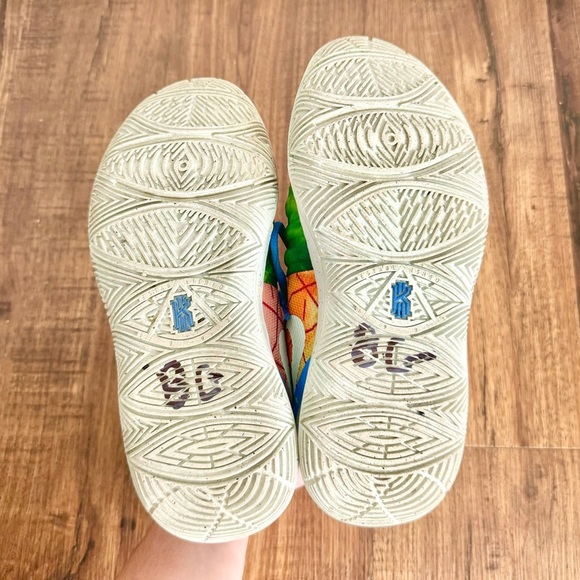 RARE Nike SpongeBob SquarePants Pineapple House Kyrie 5 Size 4.5 Y - Picture 8 of 11